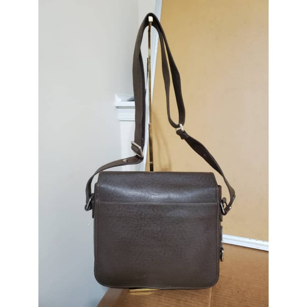 Authentic LOUIS VUITTON Grizzli Taiga Leather Andrei Messenger Bag - Picture 4 of 10